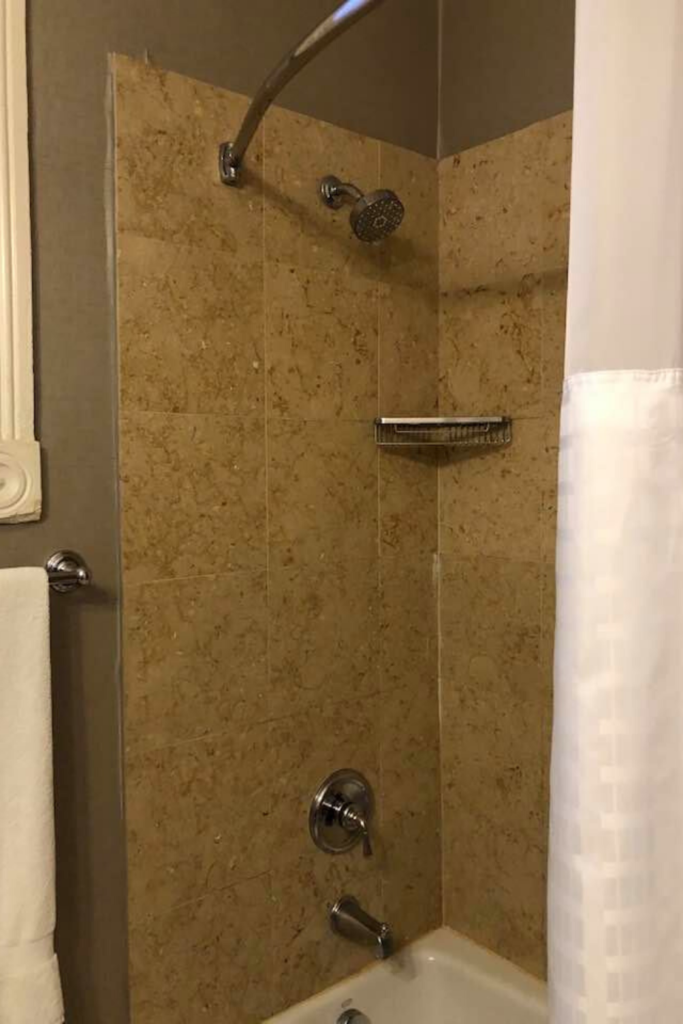 hotel del coroando bathrooms